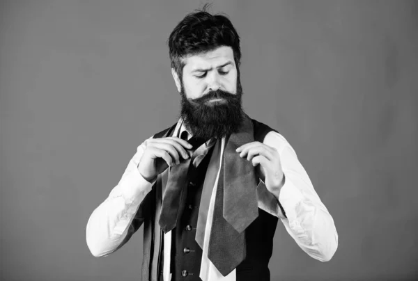 Buscando su corbata perfecta. Hombre barbudo escogiendo corbata. Hombre con estilo con accesorios de moda. Brutal hombre caucásico con colección de corbata de lujo. Hombre con barba larga y bigote en estilo clásico — Foto de Stock