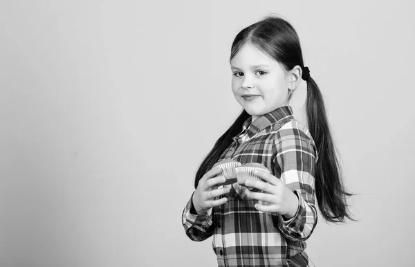 Horneado por mí. Linda niña pequeña con comida recién horneada de postre. Adorable niñito sosteniendo panecillos horneados en casa. Pastelitos al horno sabe tan bien, espacio de copia — Foto de Stock