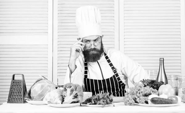 เชฟฮิปสเตอร์รูปหล่อ เตรียมพร้อม พ่อครัวเคราพร้อมทําอาหารอร่อยๆ เชฟที่ทํางานเริ่มเปลี่ยนกะ ชายในเครื่องแบบมืออาชีพพร้อมปรุงอาหาร อาจารย์เชฟแนวคิด ความท้าทายการทําอาหาร — ภาพถ่ายสต็อก