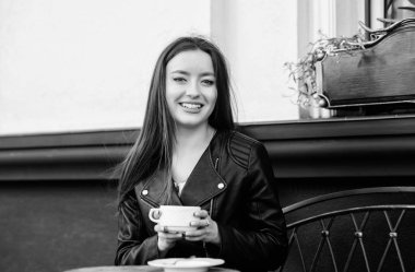 sabah kahvesi. Randevuyu bekliyorum. Günaydın. Kahvaltı zamanı. kız kafede dinlenmek. İş yemeği. yaz moda güzellik. Kafede toplantı. deri ceketli şık kadın kahve içmek. mutlu kız