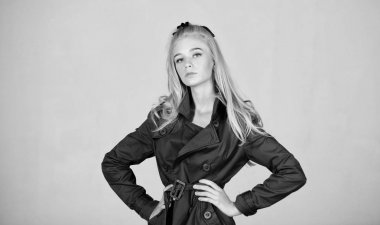 Nasıl ağartılmış saç dikkat çekmek için. Kız ihale sarışın makyaj yüz gri arka plan. Nasıl tamir ağartılmış saç hızlı ve güvenli bir şekilde. Ağartma kökleri. Kuaför ipuçları kavramı. Benim ağartılmış saç kurtarıldı