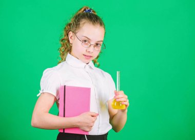 Eğitici deney. Kimya eğlencesi. Bilgi günü. Renkli kimyasal sıvıları olan liseli kız. Kimyayla eğleniyor. Eğitim kavramı. Güvenlik önlemleri. Küçük çocuk çalışması. Kimya dersi