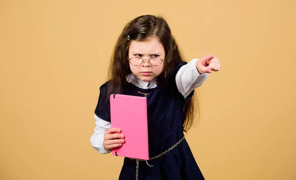 Tillbaka till skolan. Kunskaps dag. Skol stressen orsakar ångest. Allvar med att studera. Little Kid studie. Stressig skoldag. Utbildning vad återstår efter en har glömt vad man har lärt skolan — Stockfoto