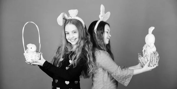 Paskalya güzellik büyüler. Bunny Paskalya sepetleri evcil hayvan tutan çocuk. Küçük kızlar tavşan kulakları Paskalya gününde giyiyor. Küçük çocuklar sevimli tavşan oyuncaklarla. Mutlu çocuklar için hediyeler getiren Paskalya tavşanı — Stok fotoğraf