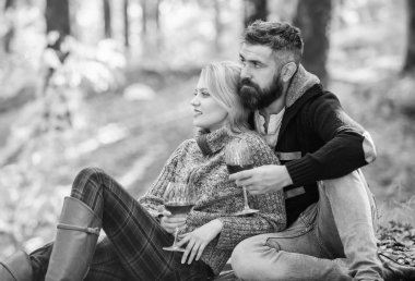 Aileye şerefe. aşk tarihi ve romantizm. Bahar havası. kamp ve yürüyüş. Şerefe. Aile pikniği. Sevgililer günü. aşık çift sonbahar ormanda dinlenmek. mutlu kadın ve sakallı adam şarap içmek