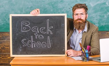 Tekrar hoş geldiniz. Öğretmen ya da okul asıl memnuniyetle blackboard yazıt ile okula geri. Öğretmen eğitim kurumu girmek için yeni öğrenciler ağırlamaktadır. Yeni öğretim yılı Eylül ayında başlangıcı