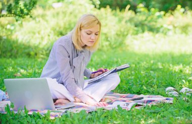 Serbest kariyer konsepti. Serbest kariyere başlayan rehber. Başarılı freelancer ol. Açık havada iş yönetmek. Dizüstü bilgisayarı olan kadın çayırda oturun. İş kadını serbest iş açık havada