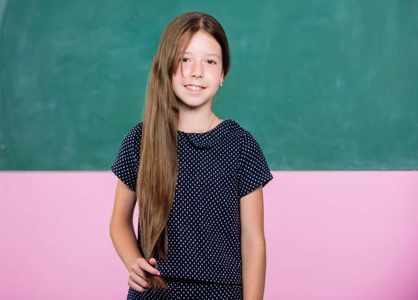 Estudiante en examen. alumna pequeña. chica de la escuela feliz en el aula. de vuelta a la escuela. formas de educación. El día del conocimiento es el 1 de septiembre. felicidad infantil. estudio para el futuro —  Fotos de Stock