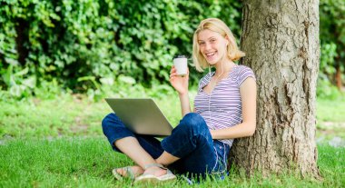 modern kadın öğrenci çalışma online açık. öğrenci sınavlara hazırlanın. öğrencilerin yaşam. Güzel bir kadın. online eğitim. öğrenci kız çalışma online. kadın dizüstü bilgisayarda çalışır. İyi notlar için çok çalışmak