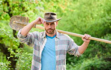 mutlu dünya günü. Eko yaşam. tarım ve tarım saldirisi. Bahçe ekipmanları. seksi çiftçi kürek tutun. kovboy şapkalı kaslı çiftlik adamı. Eko çiftlik. Hasat. Yeşil düşün