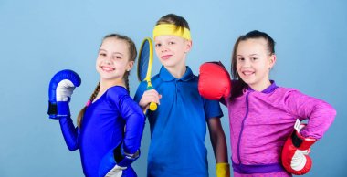 Sportif kardeşler. Boks spor ekipmanları ve erkek tenisçi ile kız çocuklar. Çocukların keyif aldıkları sporları bulmalarına yardımcı olmanın yolları. Arkadaşlar spor eğitimi için hazır. Çocuk tamamen farklı bir spor excel olabilir