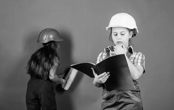 Builder mérnök építész. Gyerek munkás kemény kalapban. Gyermekgondozási fejlesztés. kis lányok javítása együtt műhelyében. Eszközöket, hogy javítsa magát. Javítás. Jövőbeli szakma. szakmérnök. — Stock Fotó