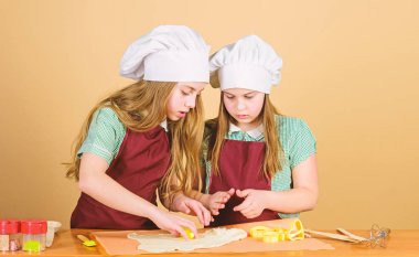 Çömlek pişiren tanrılar değil. Küçük çocuklar pasta pişirmek için hamur haddeleme. Sevimli küçük kızlar bake shop hamur hazırlanıyor. Sevimli çocuklar ekmek pişirmeyi öğreniyor