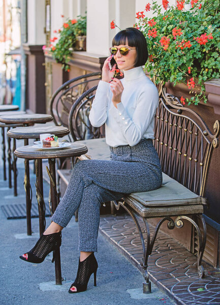 Приятное время и досуг. Расслабься и кофе. Рада тебя слышать. Женщина привлекательная элегантная брюнетка провести досуг кафе терраса фоне. Концепция отдыха. Девушка модная женщина со смартфоном
