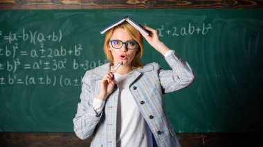 Yaratıcı öğretmen motivasyon kıvılcım. İlham arıyorum. Kadın kitap ve kalem tebeşir arka plan tutun. Yaratıcı ve modern. İlham veya yaratıcılık kriz kavramı. Yaratıcı öğretmen olmayı öğrenin