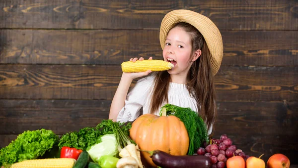 Mercado agrícola tradicional. Niño agricultor con fondo de madera de la cosecha. El niño celebra la cosecha. Mercado de granja para niñas con cosecha de otoño. Concepto de festival de granja familiar. Actividades de granja para niños — Foto de Stock