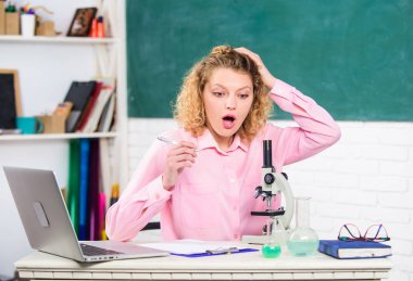 Öğretmenler günü. Öğretmen zor ama çok ödüllendirici meslek. onstantly yeni beceriler öğrenme. Sınıfta ki sevimli öğretmen. Öğretmen güzel kadın eğitim sürecinden zevk. Örgün eğitim