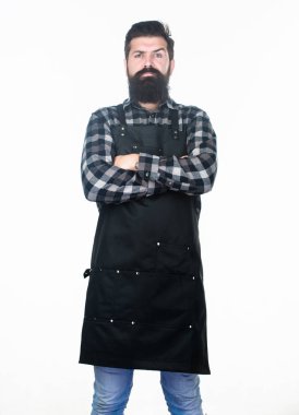 Ciddi bir düşüncede kaybolmak. Ciddi bir görünüme sahip sakallı adam iş önlük giyiyor. Uzun sakallı ve bıyıklı hipster. Kollarını çapraz tutan ciddi adam