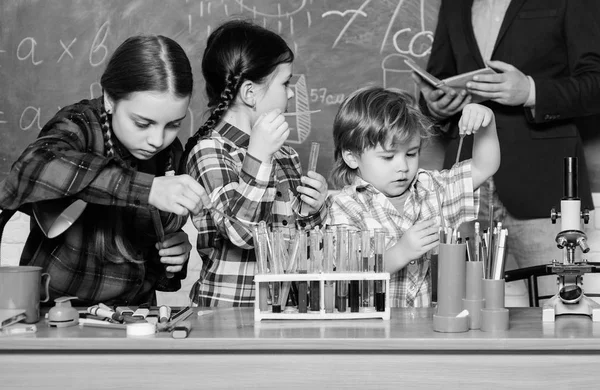 Chemielabor. zurück zur Schule. Glückliche Kinderlehrerin. Kinder im Laborkittel lernen Chemie im Schullabor. Experimente im Labor oder Chemiekabinett. Blutprobe entnommen — Stockfoto