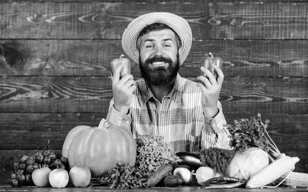 Compre verduras frescas de cosecha propia. Hombre con barba orgulloso de su cosecha verduras fondo de madera. Agricultor con verduras orgánicas. Verduras de excelente calidad. Sólo del jardín. Concepto de tienda de comestibles —  Fotos de Stock