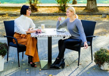 Ona güven. Kızlar arkadaşlar kahve içmek ve konuşmak zevk. Gerçek dostluk dostu yakın ilişkiler. İki kadın kafe terası sohbeti. Arkadaşlık toplantısı. Birliktelik ve kadın arkadaşlığı