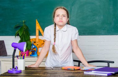 gelecekteki kariyer. Okula geri dön. sınıfta küçük çocuk. okulda küçük kız çalışma. Örgün ve gayri resmi eğitim. gelecekteki başarı eğitim. modern teknoloji ile dijital çağ