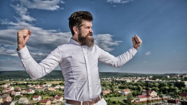 Üstünlük ve güç. Sakallı hippi çekici görünüyor. Adam hissediyor gurur kendini gökyüzü arka plan sakallı. Kendini gurur ve kendini beğenmiş. Narsisistik erkek anlamanın yolu. Adam en iyi başarı zevk