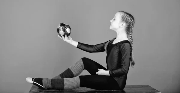 Deporte y salud. Entrenamiento de gimnasia acrobática de adolescente. éxito. Actividad infantil. Dieta fitness. Energía. Gimnasia. Niño deportista feliz con pelota. Hacia el estilo de vida más saludable. Haciendo lo mejor que puede — Foto de Stock