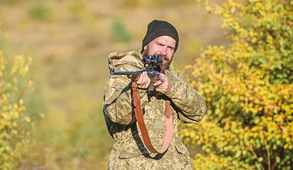 Бородатий мисливець проводить дозвілля на полюванні. Фокус і концентрація досвідченого мисливця. Мисливська чоловіча концепція хобі. Людина жорстокої грамар характер фону. Регуляція полювання. Мисливець провести гвинтівку — стокове фото