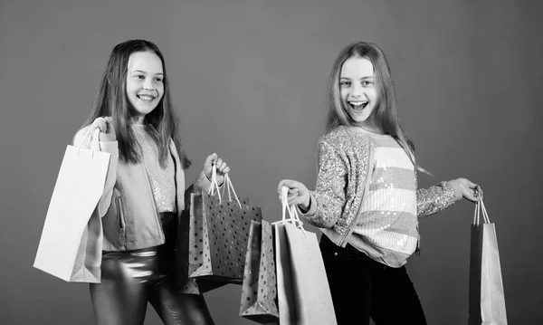 Compre roupas. Comprador viciado em moda. Crianças boutique de moda. Compras dos sonhos dela. Crianças felizes na loja com sacos. Fazer compras é a melhor terapia. Dia de compras felicidade. Irmãs fazendo compras juntas — Fotografia de Stock