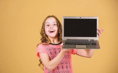 Fazla bilgi. dizüstü ile mutlu küçük kız. mobil internet ile online alışveriş. iş dijital pazarlama. dijital çağda çocuk. Sosyal ağı kullanarak. online kurslar özel öğretim