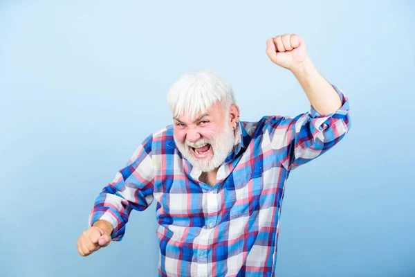 Nonno in pensione. uomo barbuto maturo in parrucca bianca. Concetto di perdita di capelli. Uomo anziano con la barba grigia. assistenza sanitaria. vecchio nonno arrabbiato. barbiere e parrucchiere. moda maschile. Fallo con stile — Foto Stock