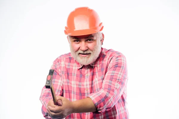 Hij houdt van zijn werk. bouw bouwen. volwassen bebaarde man in HardHat. professionele reparman in helm. man Builder gebruik hamer gereedschap. architect reparatie en oplossing. ingenieur werknemer — Stockfoto