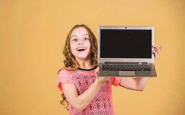 Overmatige informatie. Gelukkig klein meisje met notebook. online winkelen met mobiel internet. zakelijke digitale marketing. kind in het digitale tijdperk. Met behulp van sociaal netwerk. online cursussen privé onderwijs — Stockfoto