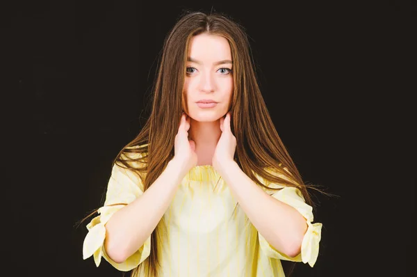 Cosméticos para el cuidado de la piel y maquillaje. bonita mujer con cabello moreno. mujer sensual aislada en negro. peluquería. retrato modelo de moda. belleza natural. Sexy belleza — Foto de Stock