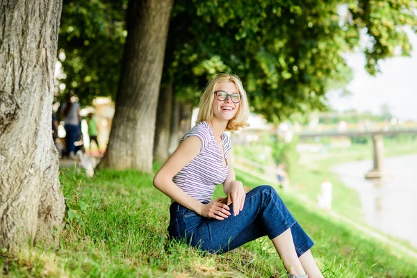 Studentka s knihou venku. číst je můj koníček. Letní studium. Žena v parku čte knihu. zajímavý příběh. Uvolněte se a získejte nové informace. inspirován novým autorem. studentka studující učebnici — Stock fotografie