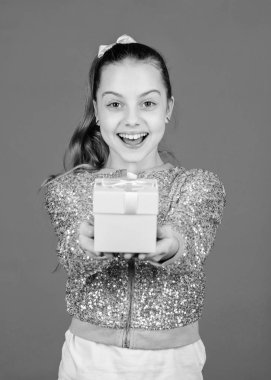 Benim kıymetlim. Hediye kutusu mavi arka planlı kız. Kara Cuma. Alışveriş günü. Sevimli sevimli çocuk hediye kutusu taşımak. Sürpriz hediye kutusu. Doğum günü dilek listesi. Mutluluk dünyası. Özel her gün olur