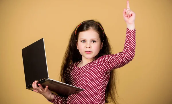 Πηγή πληροφοριών. Η ιδέα του ιστολογίου. Κορίτσι με φορητό υπολογιστή. Μικρό παιδί που χρησιμοποιεί PC. Ψηφιακή τεχνολογία. Η ζωή στο διαδίκτυο. Σέρφινγκ στο ίντερνετ. Αναπτύξτε το δικό σας blog. Προσωπικό μπλογκ. Κοινωνικά δίκτυα και blog — Φωτογραφία Αρχείου