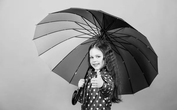 가을 패션. 비옷에 작은 소녀입니다. 비 보호. 무지개. 긍정적 인 분위기의 쾌활한 힙스터 아이. 화려한 우산행복 작은 소녀입니다. 원하는 장소 — 스톡 사진