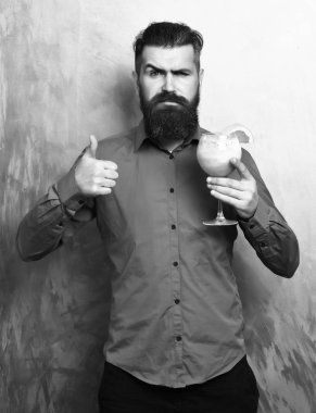 Elinde tropikal alkolik taze kokteyl tutan Kafkas hippisi.