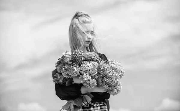 Fiori delicati per donna delicata. Bellezza pura. Dolcezza di pelle giovane. Fioritura primaverile. Bellezza di stagione di primavera. Ragazza tenera bionda tenere bouquet ortensia. Cura della pelle e trattamento di bellezza — Foto Stock