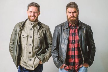 Vahşi erkek deri ceket giymek. Erkekler acımasız sakallı hippi. Yakışıklı şık ve serin. Erkeksi ve acımasız arkadaşlar. Erkeklik ve vahşeti. Acımasız deri giysili emin hissediyorum. Zorba takım