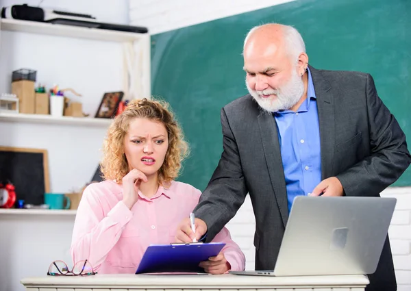 Tarefas difíceis. Teste de conhecimento. Universidade do liceu. Professor educador ajudando estudante com teste. Passa no exame. Homem professor de escola madura e menina com laptop. Teste final e graduação — Fotografia de Stock