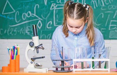 Kimyasal analiz. Maddelerle test tüpleri. Laboratuvar cam. Okul laboratuarı. Kız akıllı öğrenci okul deneyi yapmak. Okul öğrencisi kimyasal sıvıları inceliyor. Okul kimyası dersi