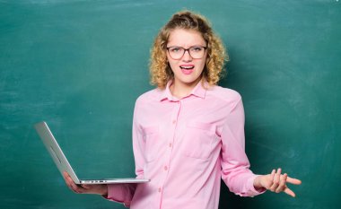 Online eğitim. Uzak bir iş. Öğretmen defteri arama bilgileri tebeşir tahtası arka plan. Kadın dizüstü bilgisayar internette sörf. Stem öğrencisi. Online kurs öğretmek. Bilişim ve programlama. Online okul