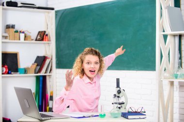 Sınıfın yazı tahtası geçmişinde duygusal kadın öğretmen eğitmeni. Duygusal kontrol için. Duygusal insanlar konsepti. Dizüstü bilgisayarı ve okul ekipmanı kırtasiyesi olan bir kadın öğretmen ya da öğrenci.