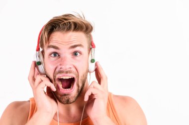 Müzik fan konsepti. Müzik kulaklıkları dinleyen adam beyaz arka plan. Modern teknoloji. Müzik aleti satın alın. Mağaza mağaza müzikal aksesuar gadget'lar. Mükemmel müzik ses kulaklıklarının keyfini çıkarın. Satış indirimi