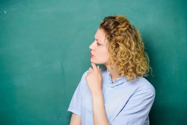 Student op examen. kennisdag. informatie over Blackboard leegmaken. terug naar school. vrouw houdt van studeren. Onderwijs. Studentenleven. serious student bij Blackboard. vrouw leraar op school les. ruimte kopiëren — Stockfoto