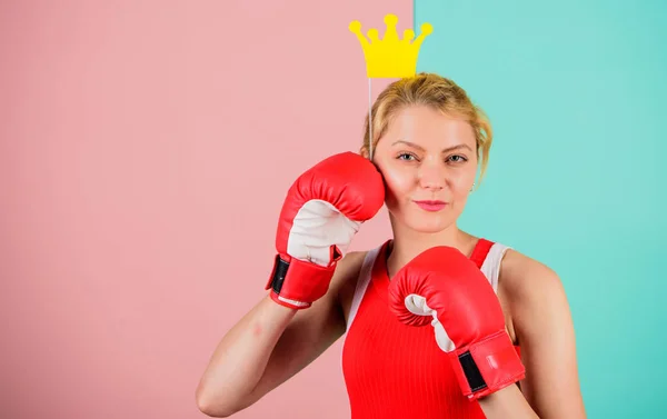 Mujer rubia tierna con corona de reina usar guantes de boxeo. Lucha por el éxito. Un gimnasio VIP. Reina luchadora. Guante de boxeo de mujer y símbolo de corona de princesa. Reina del deporte. Conviértete mejor en deporte de boxeo — Foto de Stock