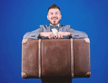 Bagaj Sigortası. Seyahat ve Bagaj konsepti. Hipster seyahat Bagaj ile. Adam büyük bavul ile bakımlı sakallı hippi. Bütün Eşyalarınızı yanınıza alın. Ağır bavul. Teslimat hizmeti